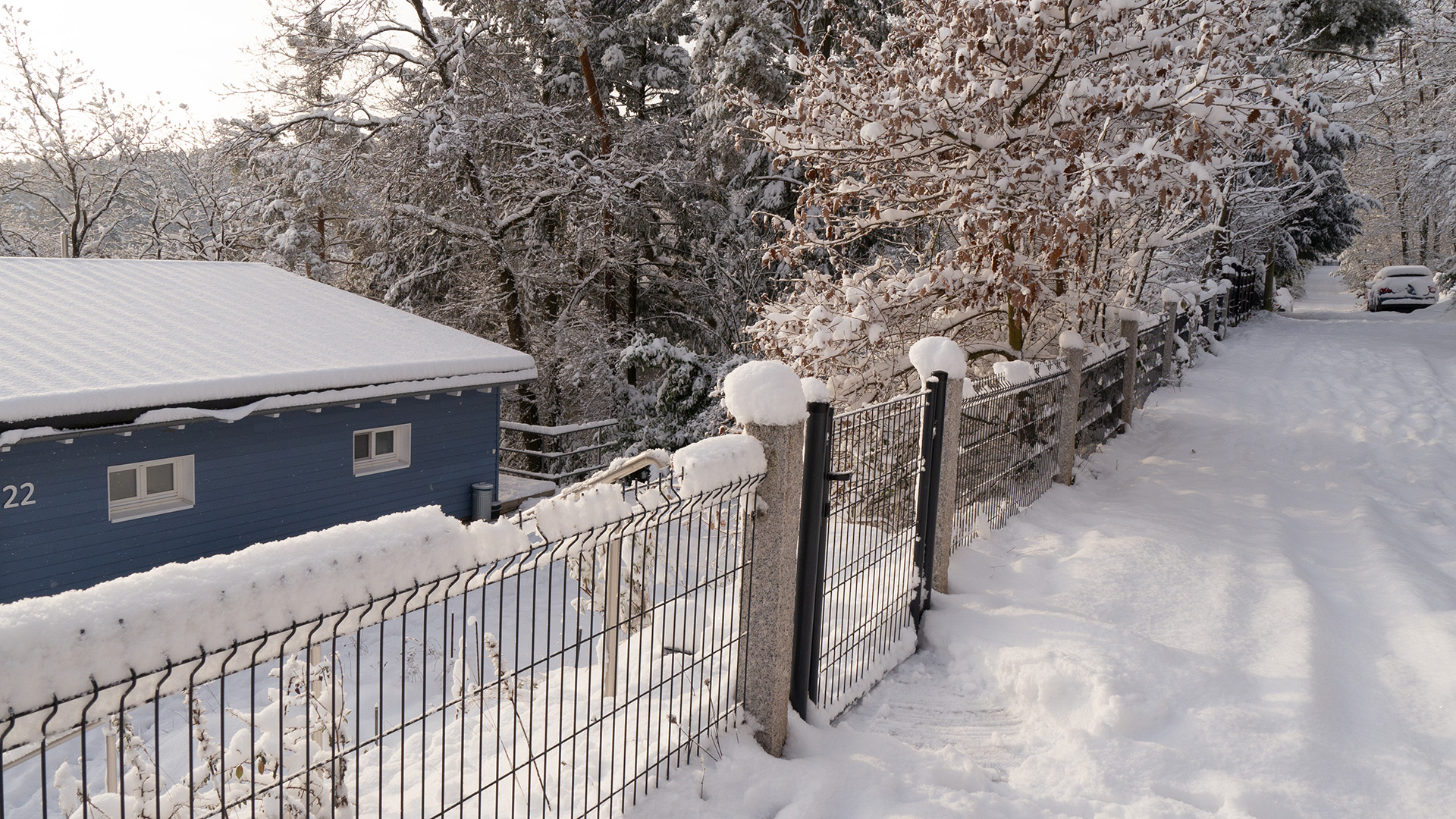 Haus vom Weg Schnee mit Straße