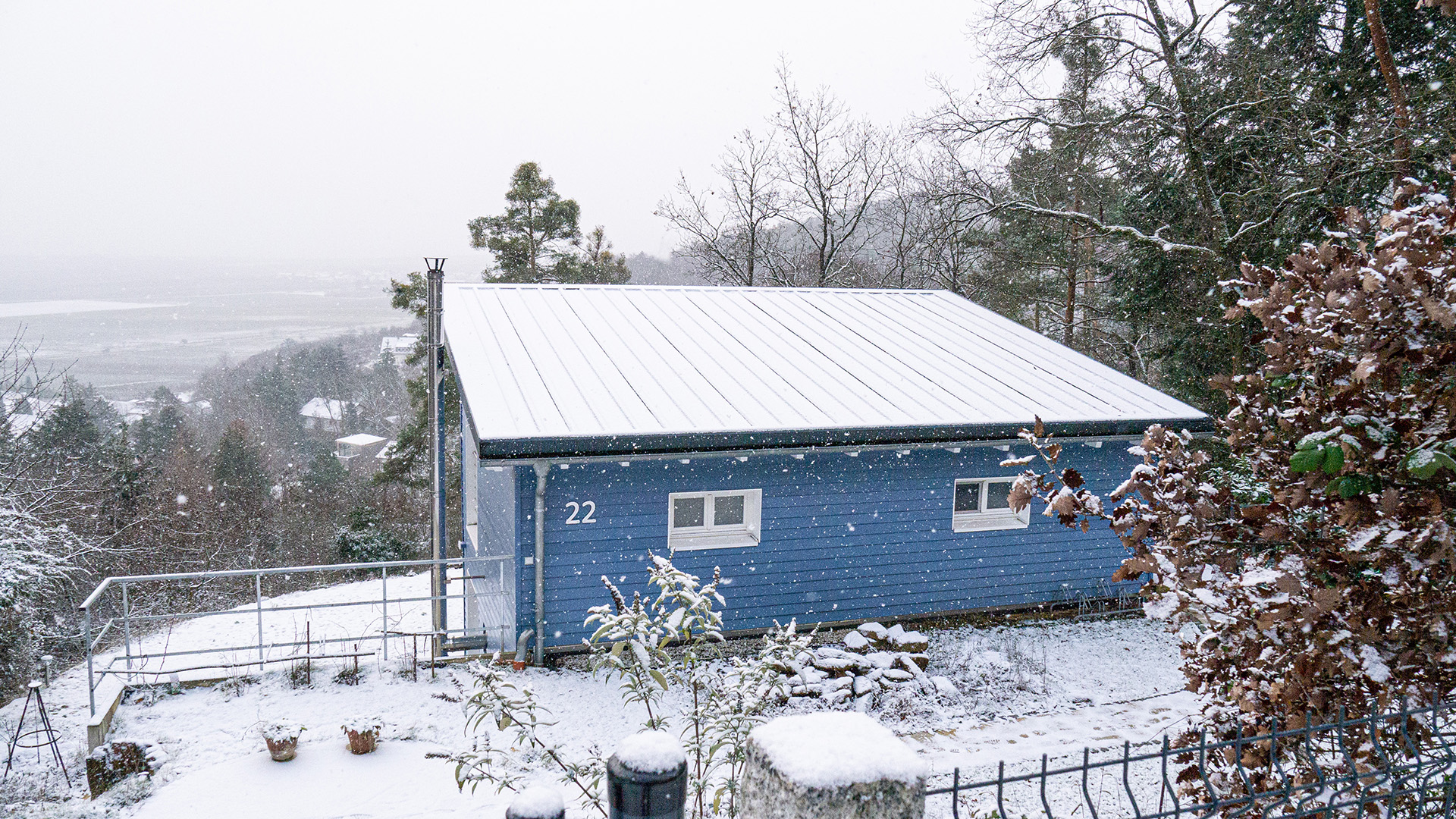 Blick von Straße auf Haus im Winter