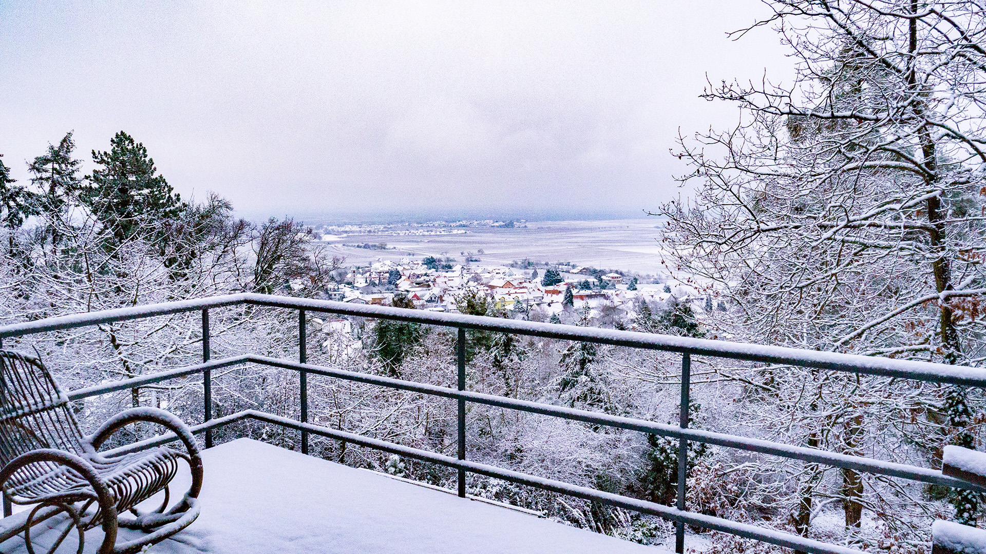 Blick von Balkon auf Ebene im Winter