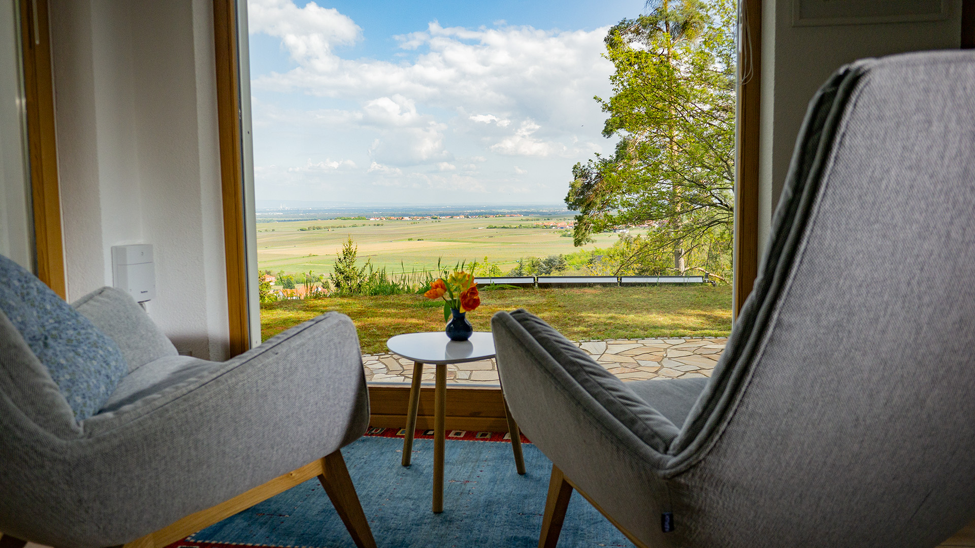 Sessel vor Fenster mit Aussicht