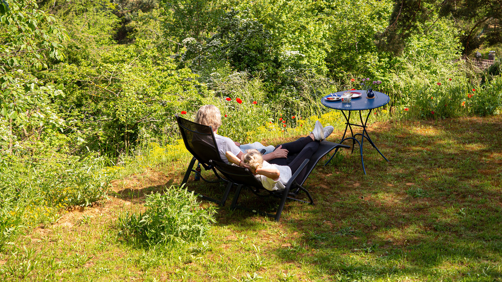 Liegestühle im Garten